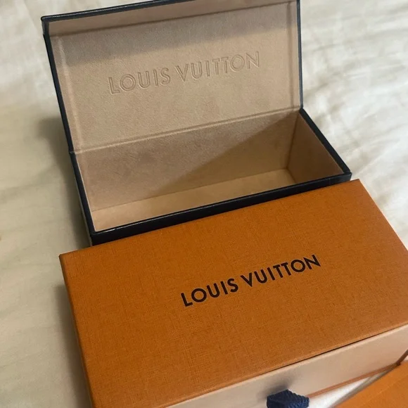 Louis Vuitton Gold and Black Aviator Sunglasses for Men’s - Picture 14 of 14